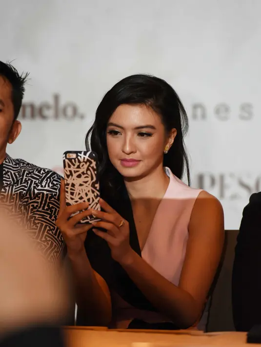 "Liburan juga penting, tamasya, jangan ngira itu bukan bagian (perawatan). Sebagai artis kita perlu, jadi sebenarnya mereka butuh itu," tambah Raline Shah saat ditemui di kawasan SCBD, Jakarta, Kamis (2/2/2017).  (Nurwahyunan/Bintang.com)