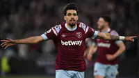 Saat Liga Inggris 2023/2024 baru memasuki pekan pembuka, Manchester City harus kehilangan gelandang andalan mereka, Kevin De Bruyne yang mengalami cedera serius. Dalam laga kontra Burnley, KDB ditarik keluar pada menit ke-23 setelah cederanya kambuh. Dengan masa pemulihan yang diperkirakan akan memakan waktu lama, The Citizens pun dikabarkan segera mencari alternatif pengganti Kevin De Bruyne. Empat gelandang berikut mungkin bisa jadi pertimbangan. (AFP/Ben Stansall)