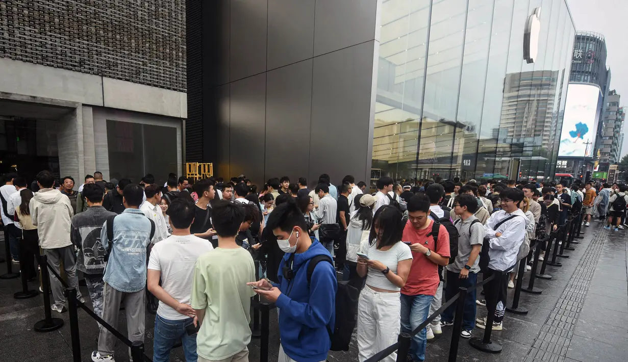 Orang-orang mengantre untuk membeli ponsel iPhone 15 yang baru diluncurkan di sebuah toko Apple di Hangzhou, di provinsi Zhejiang, China pada 22 September 2023. (AFP/China OUT)