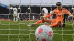 Musim 2021/2022 telah usai dengan menciptakan berbagai rekor di sana-sini. Seperti rekor kiper dengan jumlah kebobolan terbanyak di liga-liga top Eropa. Berikut daftar lengkapnya yang melibatkan 6 kiper di beberapa liga top Eropa, seperti Inggris, Italia dan Prancis. (AFP/Oli Scarff)
