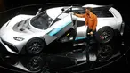 Pembalap Formula Satu Lewis Hamilton memperkenalkan mobil Mercedes-AMG Project One saat pembukaan International Frankfurt Motor Show IAA di Frankfurt, Jerman (11/9). (AP Photo/Michael Probst)