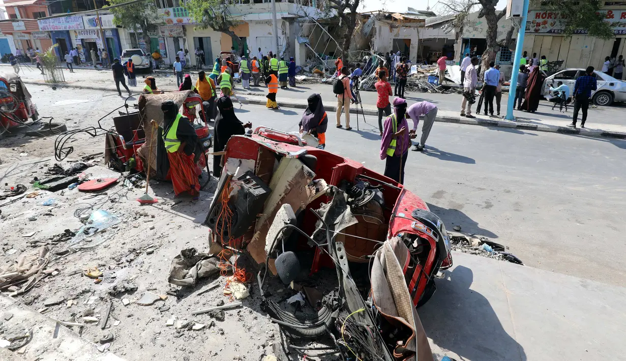Suasana Ibu Kota Mogadishu usai ledakan bom dari sebuah mobil di Somalia, Kamis (28/3). Hingga kini, belum ada pihak yang bertanggung jawab atas serangan ini. Namun, muncul dugaan kelompok militan berada di balik aksi tersebut. (Reuters/Feisal Omar)