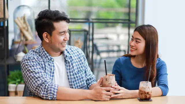 perempuan dan pasangan 12 september kopi