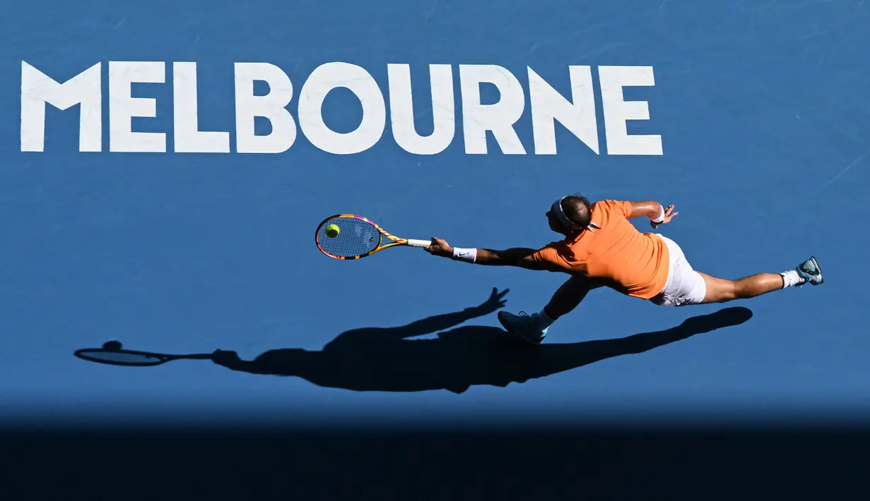Petenis Spanyol, Rafael Nadal berusaha mengembalikan bola saat melawan petenis Inggris, Jack Draper pada laga tunggal putra Australia Open 2023 di Melbourne, Australia, 16 Januari 2023. (AFP/Manan Vatsyayana)