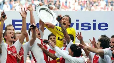 Para pemain Ajax mengangkat trofi Eredivisie usai memastikan keluar sebagai juara dengan mengalahkan Twente 3-1 di Amsterdam, 15 Mei 2011. AFP PHOTO/ANP/TOUSSAINT KLUITERS