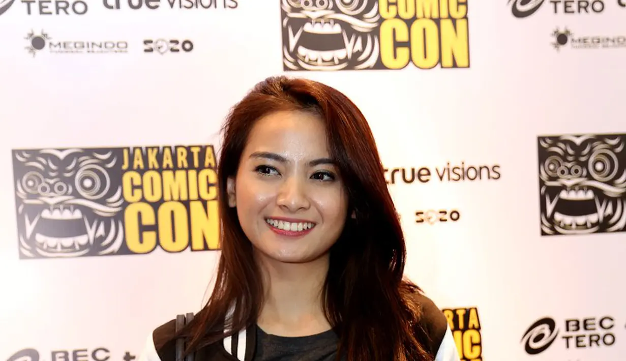 Dalam persoalan karir, Acha tak ingin terlalu terobsesi. Semisal untuk mengejar karir internasional, saat ini pemeran film Love Is Cinta tersebut tak mau 'ngoyo'. (Andy Masela/Bintang.com)