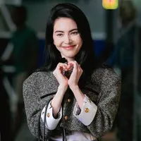 Cantiknya Davika Hoorne ketika tiba di Indonesia. Ia tampil kasual menyapa para penggemar yang sudah menunggunya. [Foto: Instagram/davikah]