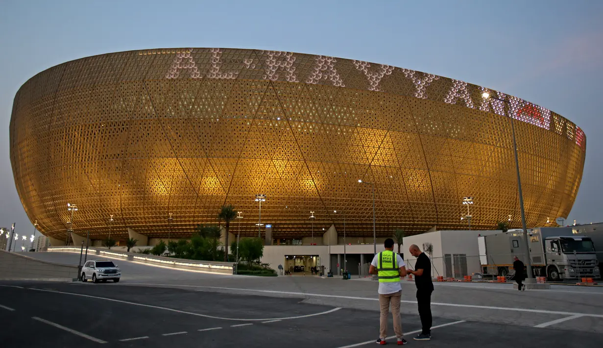 Kurang lebih 3 bulan lagi putaran final Piala Dunia 2022 Qatar akan dimulai. Iconic Lusail Stadium terpilih sebagai venue pembuka dan penutup ajang pesta akbar sepak bola 4 tahunan sejagat ini. Tak salah jika Iconic Lusail Stadium terpilih dalam dua laga tersebut dan beberapa laga lainnya karena menjadi stadion terbesar dari 8 stadion yang digunakan di Qatar nanti. Mau tahu seperti apa suasana Iconic Lusail Stadium yang telah menggelar laga uji coba resmi tersebut? Berikut profil singkatnya. (AFP/Mustafa Abumunes)