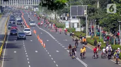 Warga berolahraga menggunakan sepeda di sepanjang Jalan Sudirman, Jakarta, Minggu (26/7/2020). Pemprov DKI menyiapkan 30 kawasan khusus pesepeda di lima kota administrasi Jakarta. (Liputan6.com/Faizal Fanani)