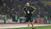Pelatih Persebaya Surabaya, Bernardo Tavares memberikan instruksi kepada pemain asuhannya saat bertandang ke markas Persija Jakarta, Stadion Utama Gelora Bung Karno, Jakarta dalam laga pekan ke-27 BRI Super League 2025/2026, Sabtu (11/4/2026) malam. (Bola.com/Bagaskara Lazauradi).