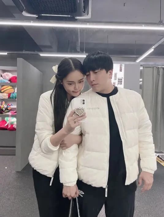 Mirror selfie, Choi Han Bit dan Choi Tae Il tampil serasi mengenakan puffer jacket warna putih. [Foto: IG/choi_tea_il].