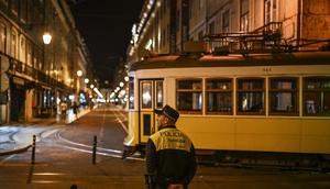 Seorang polisi mengendalikan trem yang ditarik di pusat kota Lisbon setelah lampu menyala kembali menyusul pemadaman listrik besar-besaran yang memengaruhi seluruh semenanjung Iberia dan Prancis selatan, di Lisbon pada tanggal 28 April 2025. (dok. Patricia DE MELO MOREIRA / AFP)
