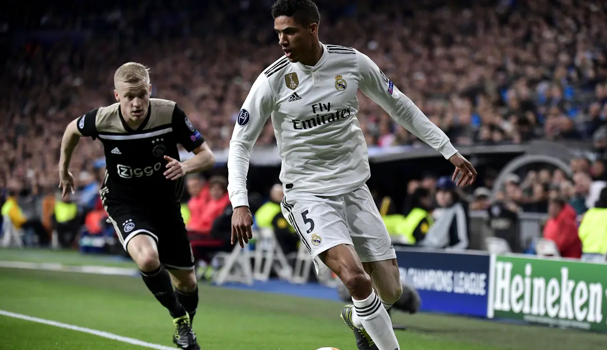 Aksi Raphael Varane pada laga leg kedua, babak 16 besar Liga Champions yang berlangsung di Stadion Santiago Bernabeu, Madrid, Rabu (6/3). Real Madrid kalah 1-4 kontra Ajax. (AFP/Gabriel Bouys)