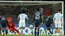 PSG akhirnya unggul 2-1 melalui eksekusi penalti Kylian Mbappe. Penalti terjadi usai bek Marseille, Valentin Rongier dinyatakan handball di dalam kotak penalti usai wasit meninjau VAR. (AFP/Thomas Coex)