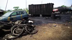 Petugas dari Dit Reskrimsus Polda Metro Jaya menggerebek pabrik oli palsu di kawasan Marunda, Jakarta, Selasa (19/8/14). (Liputan6.com/Faizal Fanani)