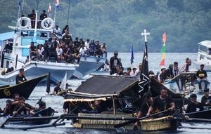 Umat Katolik mengangkut peti mati berisi patung Yesus selama prosesi laut Jumat Agung dari Kapel Tuan Menino, sebuah ritual yang diwarisi dari pengaruh Portugis selama lebih dari lima abad, di Larantuka, Nusa Tenggara Timur, pada Jumat 3 April 2026. Umat Katolik di Larantuka, Nusa Tenggara Timur, kembali menggelar prosesi laut Hantar Tuan Meninu dalam rangkaian perayaan Jumat Agung pada 3 April 2026. (ARNOLD WELIANTO/AFP)