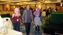 Ketua Dewan Pakar Partai Golkar Siswono Yudohusodo (tengah) meninggalkan ruang sidang usai putusan mahkamah Partai Golkar di Jakarta, Jumat (15/1/2016). Sidang memutuskan membentuk tim transisi untuk rekonsiliasi total. (Liputan6.com/Helmi Fithriansyah)