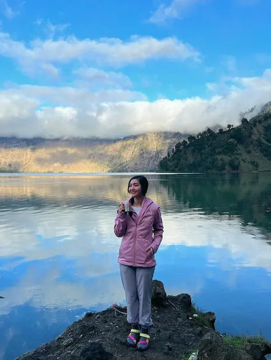 Outfit tebal tak ketinggalan dikenakan pemain film Balada Si Roy saat mendaki di berbagai gunung. Tercatat, Febby pernah mendaki Gunung Merbabu, Gunung Gede Pangrango, hingga Gunung Rinjani. (Liputan6.com/IG/@febbyrastanty).