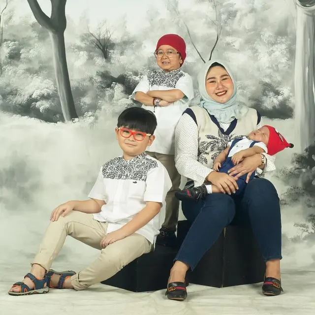 7 Potret Kebersamaan Daus Mini dan Kedua Anaknya, Kompak Banget