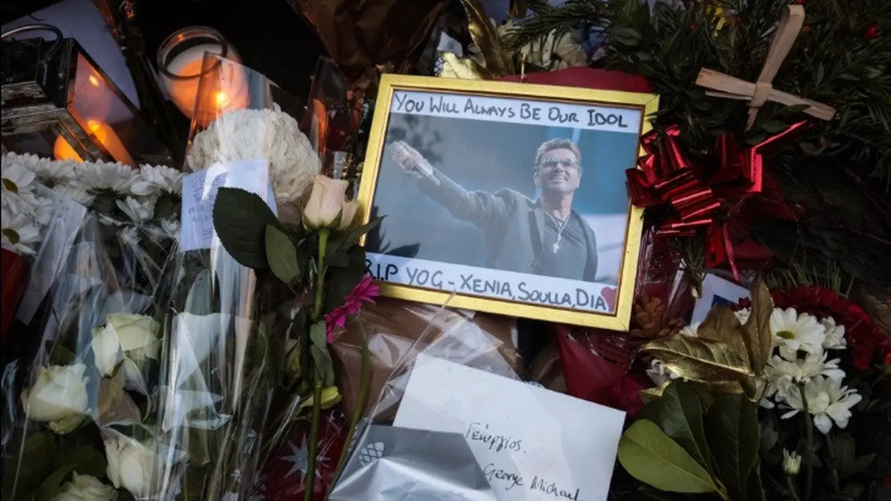 Suasana duka di kediaman George Michael. (Foto: TMZ)