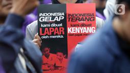 Dalam aksinya, para mahasiswa membentangkan pamflet bertuliskan "Tolak Efisiensi Anggaran" dan "Indonesia Gelap". (Liputan6.com/Helmi Fithriansyah)