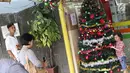 Seorang anak berfoto di dekat pohon Natal di Terowongan Penyebrangan Orang (TPO) Kota Tua, Jakarta, Jumat (21/12). Jelang perayaan Natal 2018, TPO Kota Tua dihiasi pernak-pernik. (Liputan6.com/Helmi Fithriansyah)