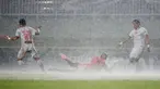 Laga pekan ke-6 BRI Liga 1 2021/2022 antara Persiraja Banda Aceh melawan Persija Jakarta di Stadion Pakansari Bogor sempat dihentikan pada menit ke-11 akibat hujan deras. Usai hujan reda, laga kembali dilanjutkan dan skor masih 0-0 hingga babak pertama usai. (Bola.com/M Iqbal Ichsan)