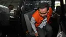 Tubagus Chaeri Wardana atau Wawan keluar dari mobil tahanan saat akan menjalani pemeriksaan lanjutan oleh penyidik KPK, Jakarta, Senin (10/11/2014) (Liputan6.com/Miftahul Hayat)
