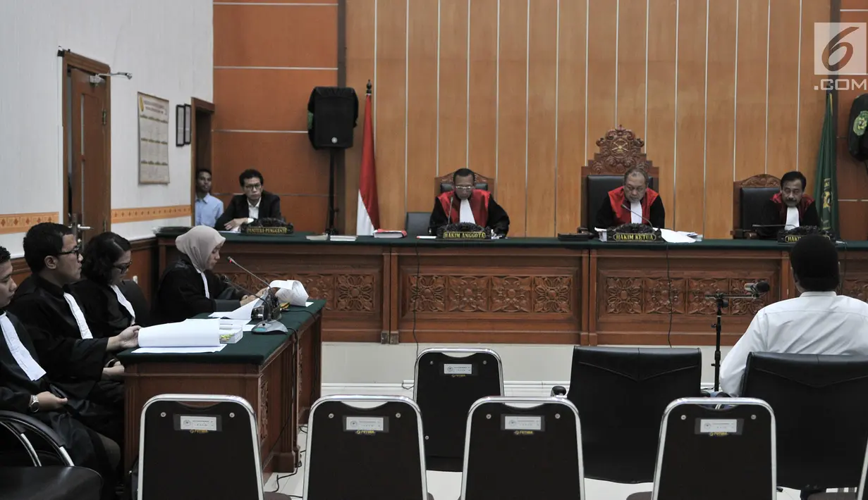 Suasana sidang perdana dengan terdakwa Hercules Rosario Marshal di PN Jakarta Barat, Rabu (16/1). Hercules didampingi oleh 10 pengacara. (Merdeka.com/Iqbal Nugroho)