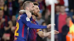 Penyerang Barcelona, Lionel Messi melakukan selebrasi bersama Aleix Vidal usai mencetak gol ke gawang Eibar pada La Liga Spanyol di stadion Camp Nou di Barcelona, Spanyol, (19/9). Messi mencetak empat gol dipertanding ini. (AFP Photo/Pau Barrena)