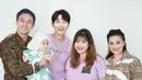 Liburan sekaligus babymoon ke Korea Selatan, dalam kesempatan ini Felicya Angelista dan Caesar Hito juga bertemu dengan Song Joong Ki. Dikenal sebagai sosok yang humble dan ramah, aktor Korea Selatan yang awali karier tahun 2008 itu terlihat sudah sangat dekat dengan Feli dan Caesar Hito. Dirangkul Song Joong Ki, kebersamaan Feli dan bintang film Space Sweepers itu bikin iri. (Liputan6.com/IG/@felicyangelista_)