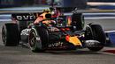 Pebalap Red Bull, Sergio Perez memacu mobilnya saat Formula 1 GP Singapura 2022 di Marina Bay Street Circuit, Singapura pada 29 Mei 2021. (AFP/Roslan Rahman)