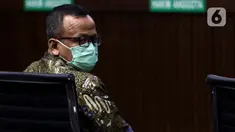 Terdakwa suap izin ekspor benih lobster tahun 2020, Edhy Prabowo saat sidang pembacaan tuntutan di Pengadilan Tipikor Jakarta, Selasa (29/6/2021). Mantan Menteri Kelautan dan Perikanan, Edhy Prabowo dituntut lima tahun penjara dan denda Rp 400 juta. (Liputan6.com/Helmi Fithriansyah)