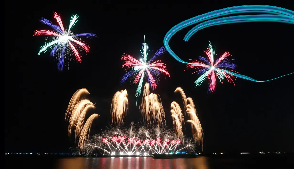 Pertunjukan kembang api, menggunakan drone, menghiasi langit Manila pada puncak kompetisi Pyromusical Internasional ke-9 di Filipina, Sabtu (24/3). Peserta kompetisi adalah para maestro kembang api kelas dunia dari berbagai negara. (AP/Bullit Marquez)