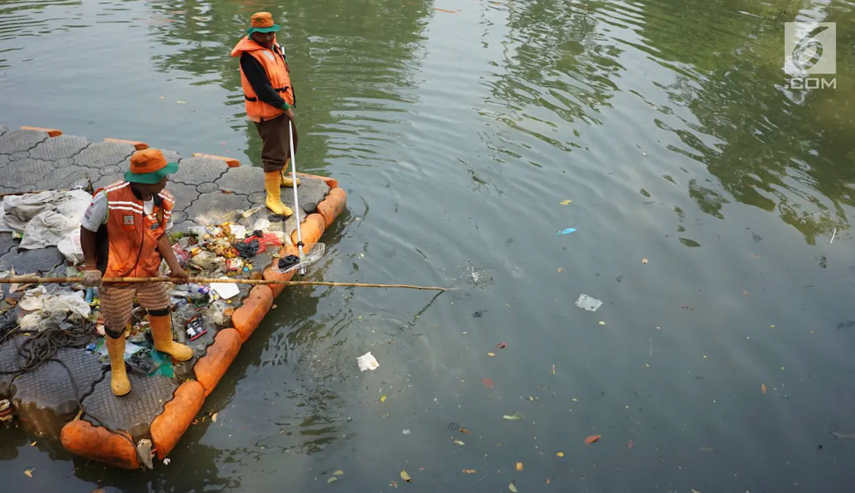 Petugas membersihkan sampah plastik yang mengapung di aliran anak Sungai Ciliwung, Pasar Baru, Jakarta, Selasa (6/8/2019). Perilaku buruk sebagian masyarakat yang membuang sampah sembarangan menyebabkan petugas harus membersihkan sungai setiap hari. (Liputan6.com/Immanuel Antonius)