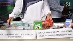 Petugas Badan Pengawasan Obat dan Makanan (BPOM) menunjukkan jenis obat yang memiliki izin edar saat peringatan HUT ke-18 BPOM di Sarinah, MH Thamrin, Jakarta, Minggu (10/2). (Merdeka.com/Iqbal S. Nugroho)