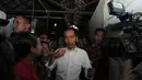 Mengenakan kemeja putih, Jokowi menyusuri sempat menyapa warga yang tengah berdagang di Pasar Lokbin Koja, Jakarta, (23/9/14). (Liputan6.com/Herman Zakharia)