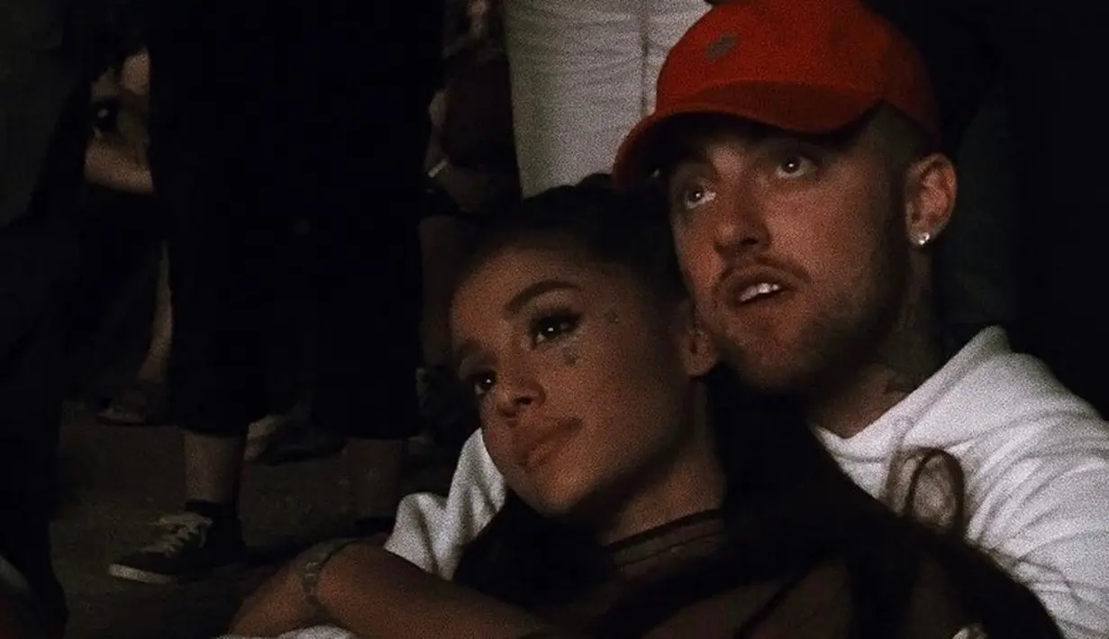 Ariana Grande mengungg ah screeshot yang menjelaskan bahwa ia masih mendengarkan lagu-lagu Mac Millr.(hiphopdx)