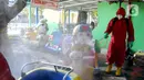 Petugas pemadam kebakaran Sudin Jaksel melakukan penyemprotan disinfektan di wahana permainan Kebun Bintang Ragunan, Jakarta, Rabu (17/6/2020). Penyemprotan dilakukan jelang pembukaan kembali Kebun Binatang Ragunan untuk umum pada 20 Juni mendatang. (merdeka.com/Arie Basuki)