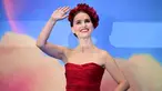 Natalie Portman berpose untuk fotografer saat tiba pada premier film Thor: Love and Thunder di London, Inggris, 5 Juli 2022. Natalie Portman tampil merona dengan look serba merah. (Daniel LEAL/AFP)