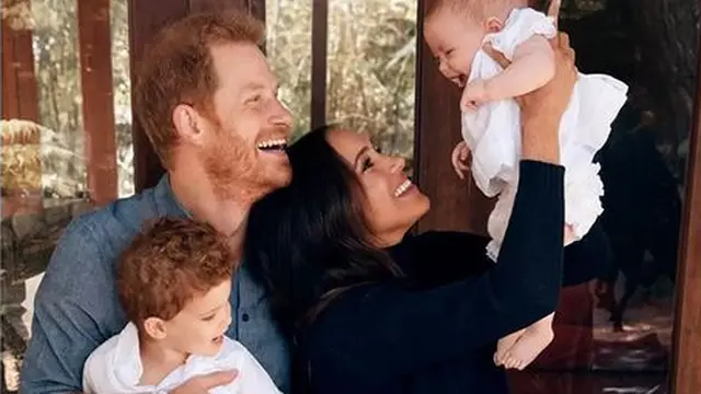 Pangeran Harry dan Meghan Markle Ungkap Wajah Lilibet Pertama Kali Lewat Kartu Liburan Terbaru
