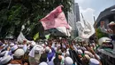 Massa yang tergabung dalam gerakan masyarakat Jakarta (GMJ) bersama FPI menggelar aksi unjuk rasa di depan Gedung DPRD DKI Jakarta, Selasa (24/3/2015). Dalam aksinya, mereka mendukung terhadap hak angket DPRD DKI Jakarta. (Liputan6.com/Faizal Fanani)