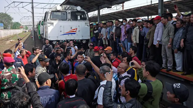 Mahasiswa ITB Tolak Jokowi - Blokade Stasiun Bekasi