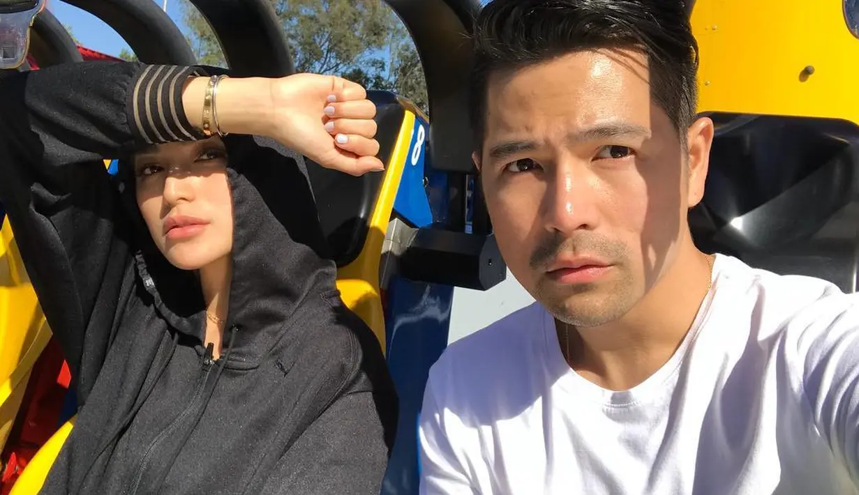 Erick dan El kali ini terlihat sedang bersama di sebuah tempat bermain. Keduanya pun kompak memakai setelan baju training dengan warna berbeda. Erick memakai warna hijau sedangkan El warna merah. Lucu banget kan? (Instagram/erickbanaiskandar)