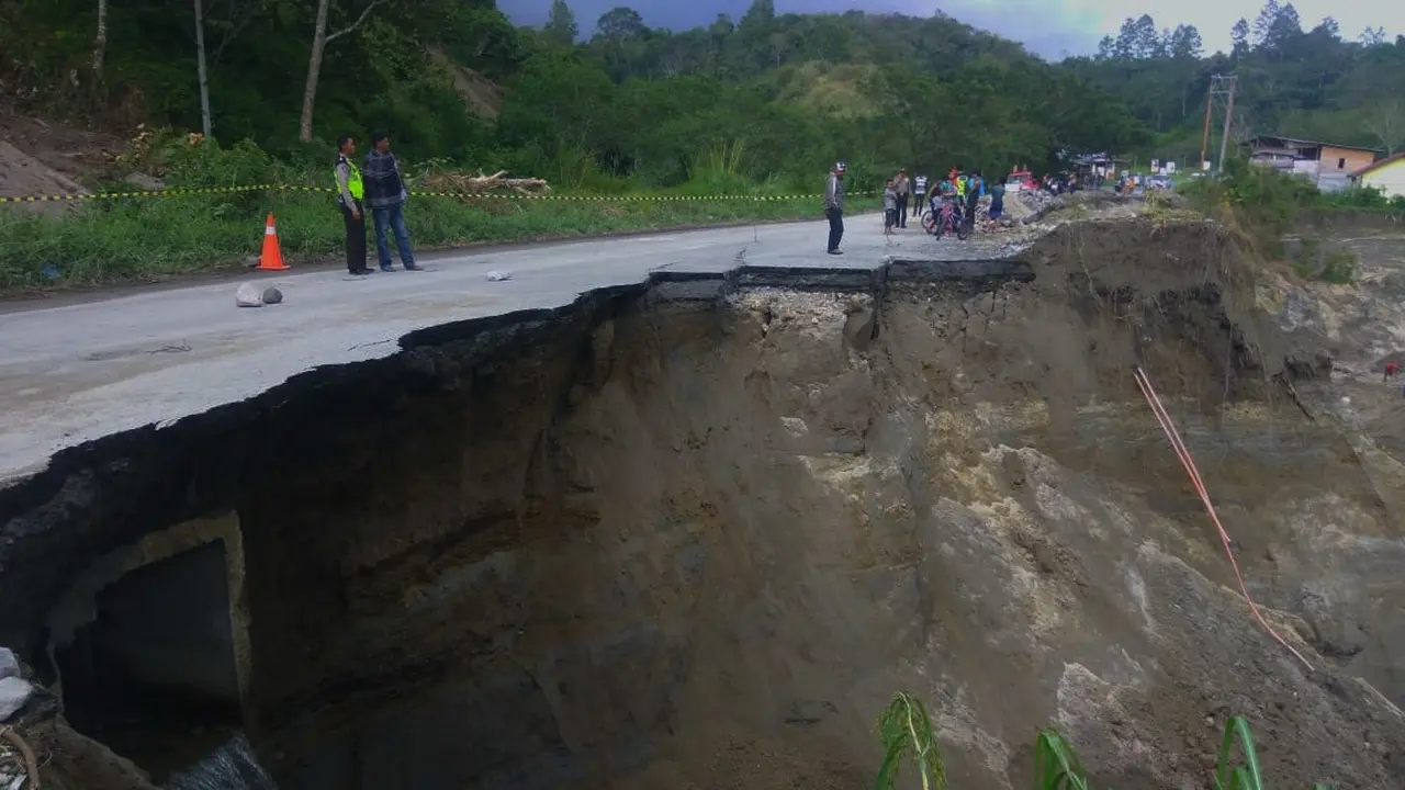 Jalan penghubung Bireun-Takengon Ambles