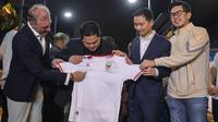 Ketua Umum PSSI, Erick Thohir, memegang jersey away Timnas Indonesia yang baru dilaunching oleh Kelme di Stadion Utama Gelora Bung Karno (SUGBK) Senayan, Jakarta, Kamis (12/3/2026) malam WIB. (Bola.com/Bagaskara Lazuardi)