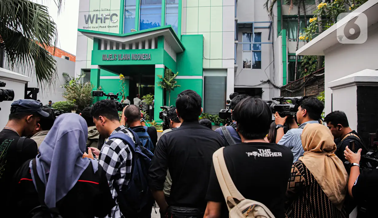 Ada tiga korban penembakan yakni petugas keamanan, staff, dan front officer. “Terluka tangan dan punggung, peluru karet,” jelas Wasekjen Majelis Ulama Indonesia (MUI) Bidang Hukum dan HAM Ikhsan Abdullah. (Liputan6.com/Faizal Fanani)