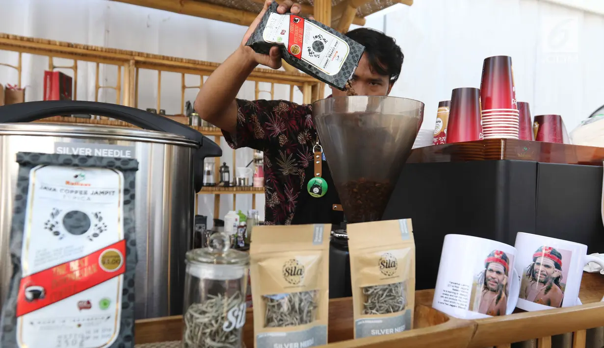 Barista meracik kopi Kopi Rollaas  milik Holding Perkebunan Nusantara (PTPN Group) di Indonesia Pavilion saat  IMF-World Bank 2018, Nusa Dua, Bali, Kamis (11/10). Kopi ini dapat dinikmati delegasi IMF-World Bank 2018. (Liputan6.com/Angga Yuniar)
