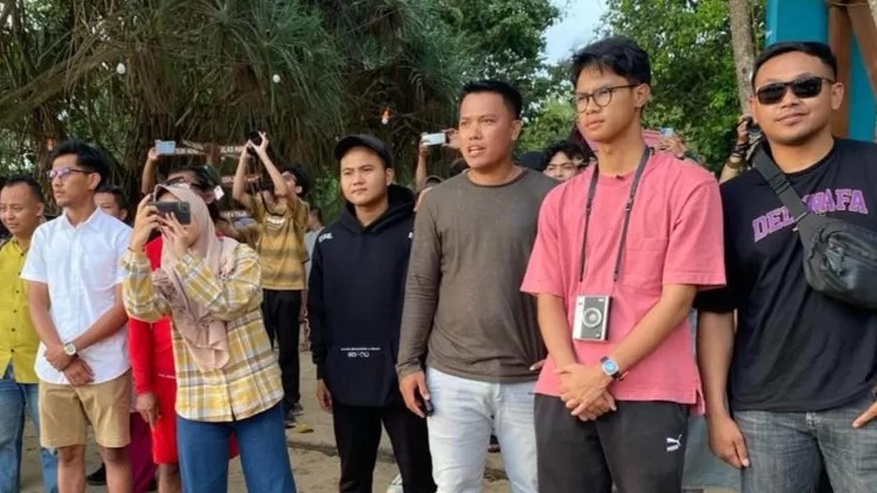 Alam Ganjar (baju merah marun) sedang menikmati indahnya Pantai Pulau Merah Banyuwangi (Istimewa)