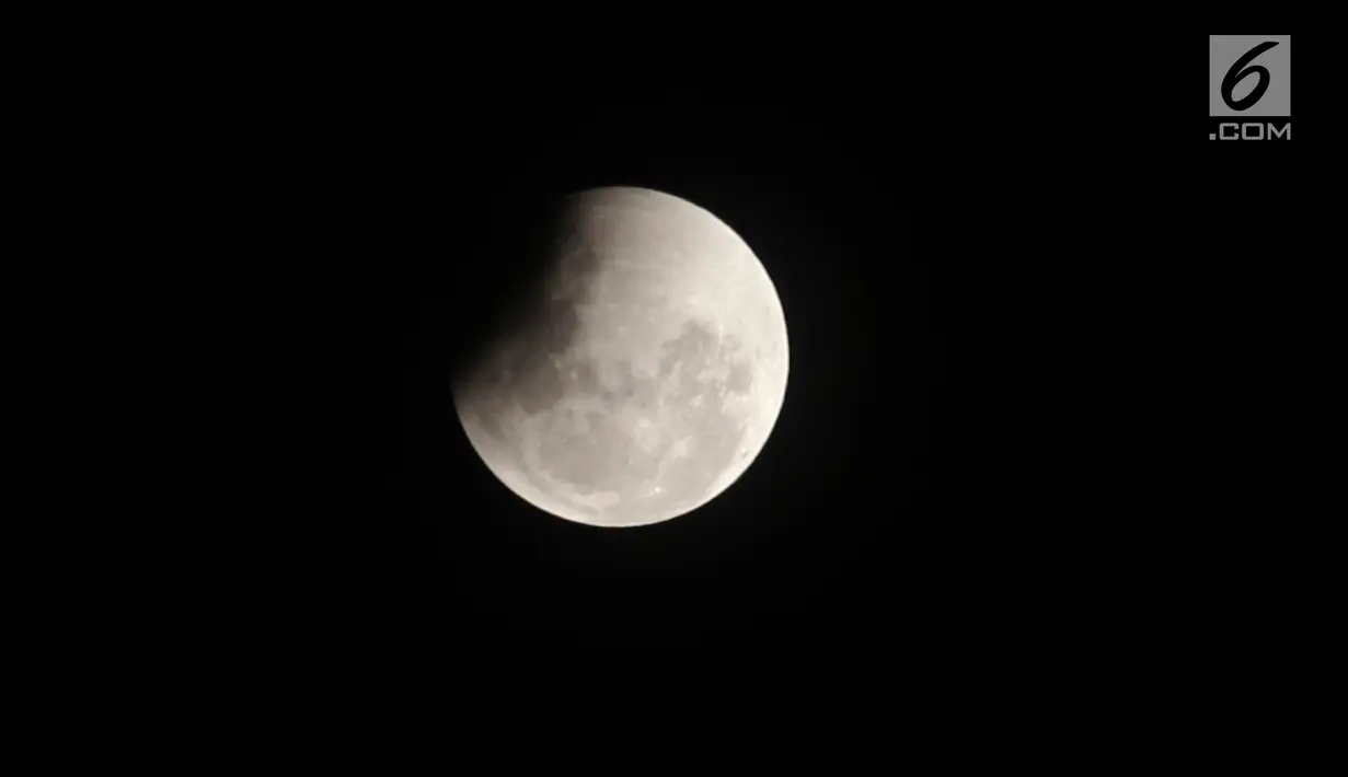 Pemandangan penumbra saat mulai menutupi permukaan bulan pada proses terjadinya gerhana bulan yang terlihat di atas langit Jakarta, Rabu (31/1). Gerhana Bulan Total ini disertai dengan Supermoon dan Blue Moon. (Liputan6.com/Arya Manggala)